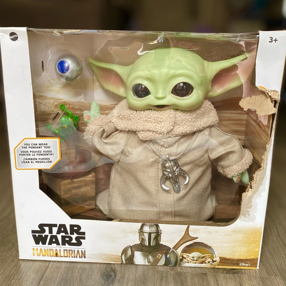 Star Wars The Mandalorian 11-inch Grogu Plush Adventure Bundle